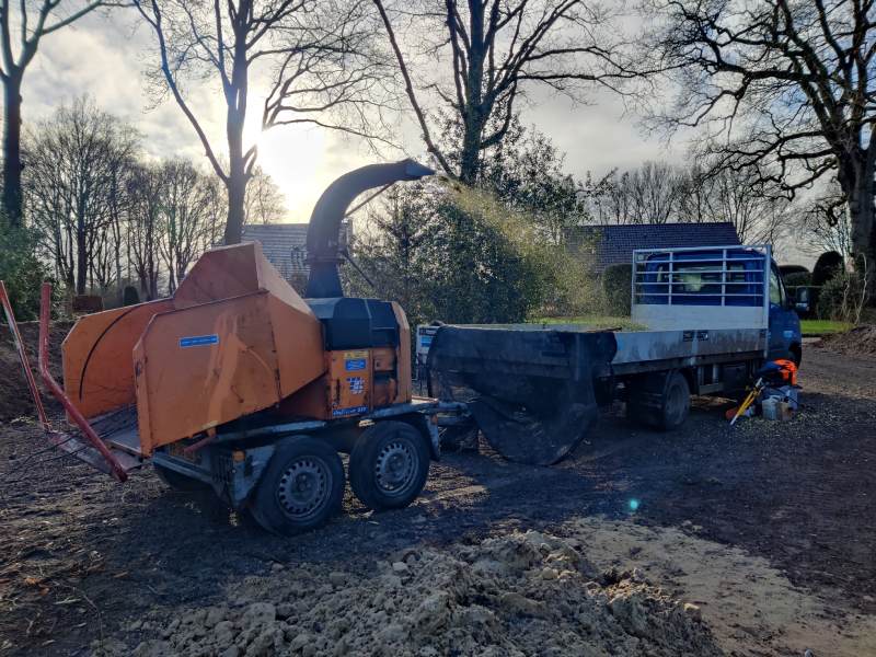 Versnipperaar achter een bedrijfswagen van Groentechniek Klomp.