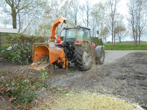 Na het kappen in de houtversnipperaar Houtversnipperaar