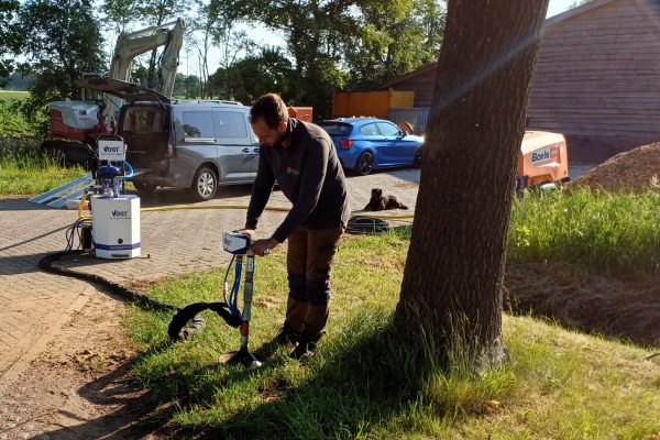 Boomverzorger van Groentechniek Klomp past bodem ploffen toe.