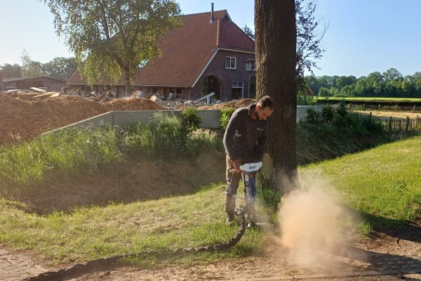 Boomverrzorger van Groentechniek Klomp past grond ploffen toe voor groeiplaatsverbetering.