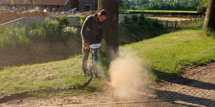Boomverzorger van Groentechniek Klomp past groeiplaats verbetering toe.