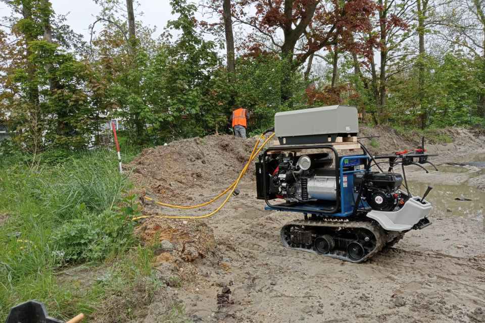 Een medewerker van Groentechniek Klomp die met behulp van een machine berenklauw weghaalt
