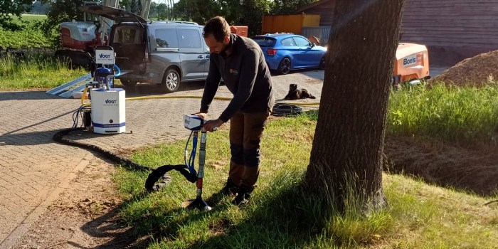 Boomverzorger ploft de grond als onderdeel van groeiplaats verbetering.