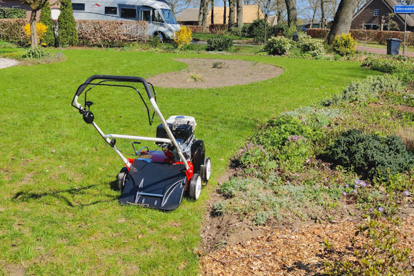 Voor professioneel tuinonderhoud in Emmen klop je aan bij onze hoveniers die je graag helpen om jouw tuin zo mooi mogelijk te maken.