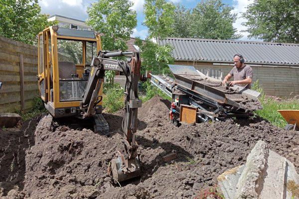 Bamboe bestrijden in Amersfoort met inzet van graafmachine en afvoerinstallatie in tuin
