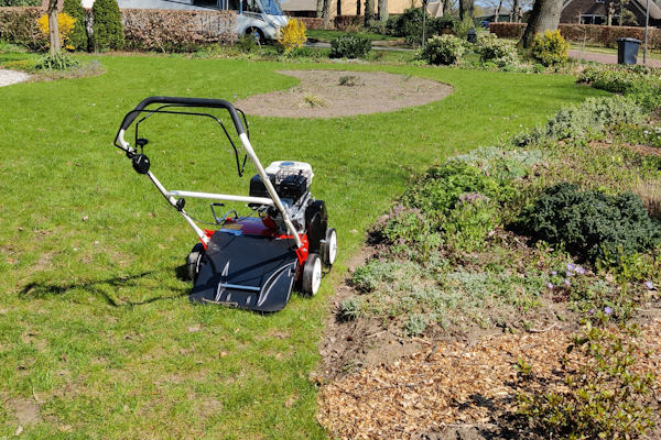 Om professioneel tuinonderhoud te laten uitvoeren voor een strak gazon of mooi gevormde bomen neem je contact op met Groentechniek Klomp.